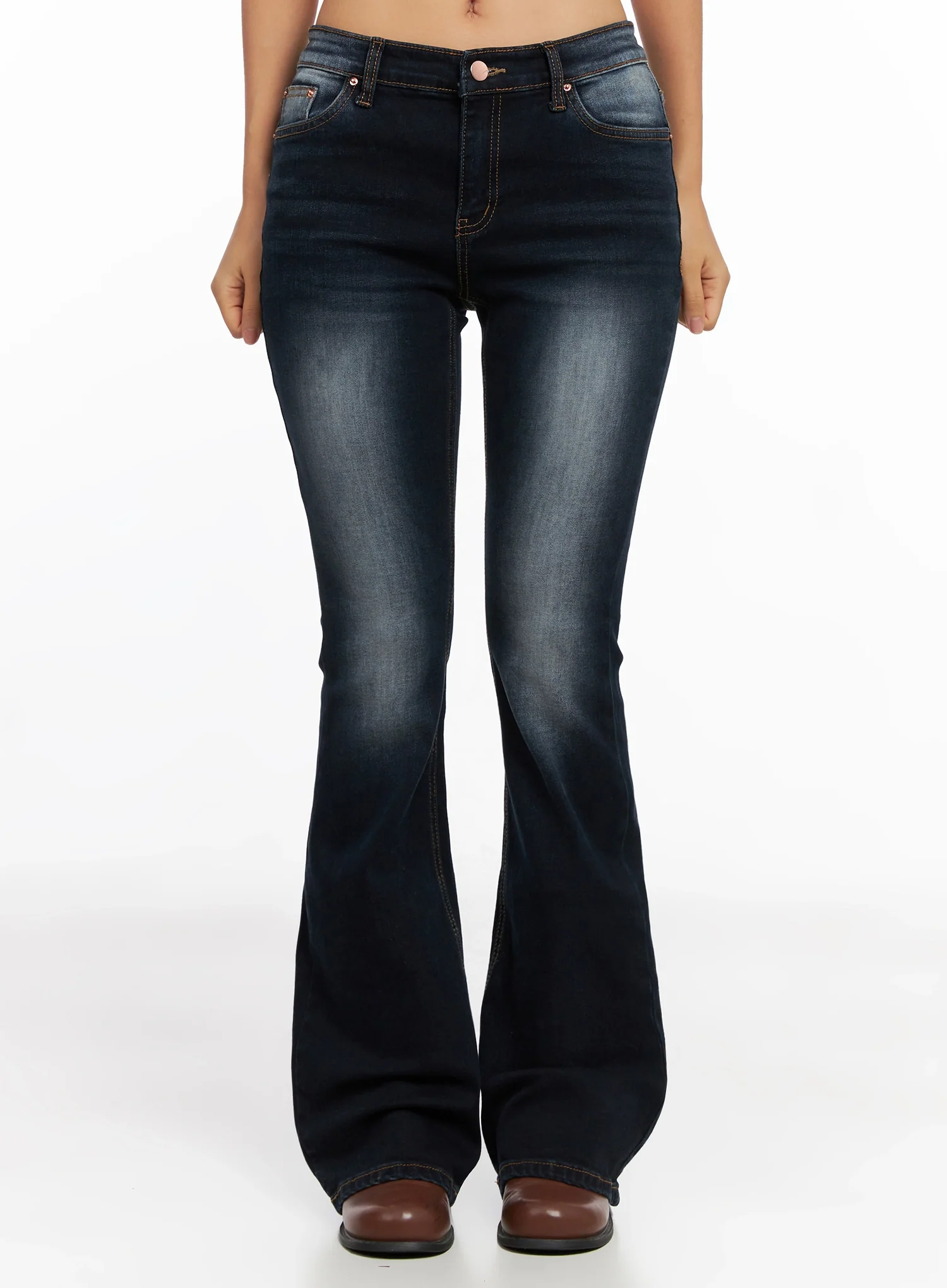 Aliyah Mid-Rise Hip Pad Flared Jeans IG528 - Image 4