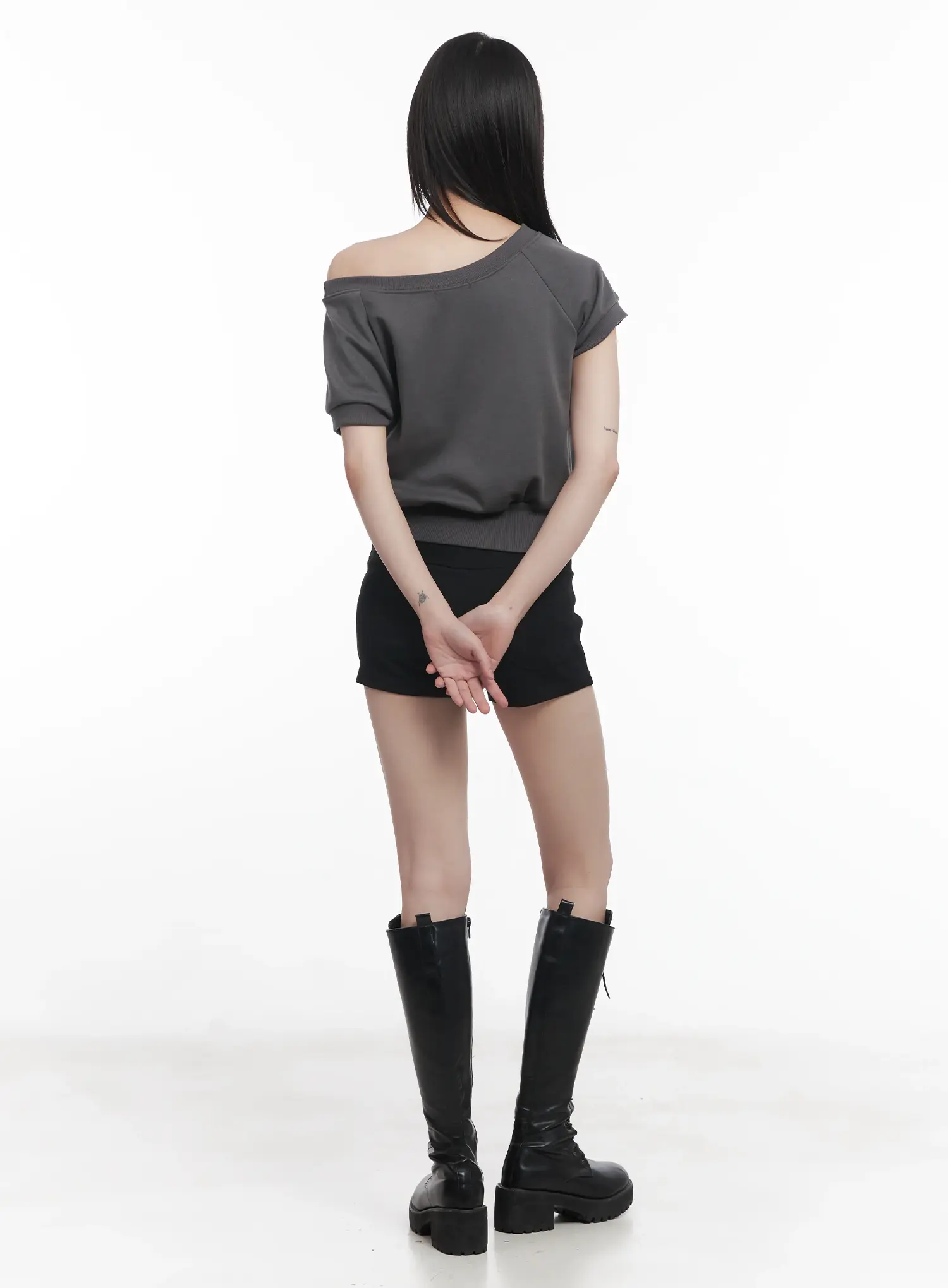 Asymmetric Graphic Relaxed-Fit Crop Top CU518 - Image 5