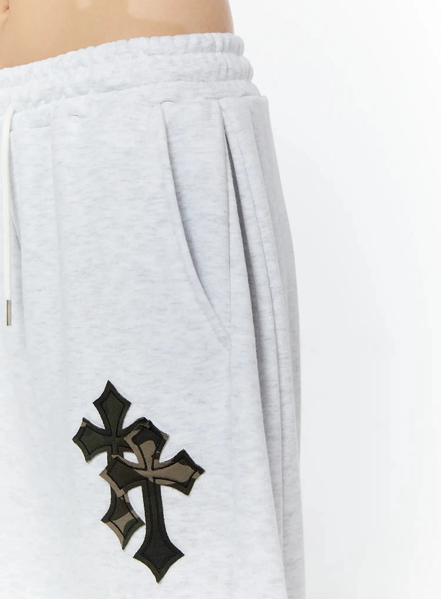 Camo Cross Patch Bermuda Shorts IU524 - Image 9