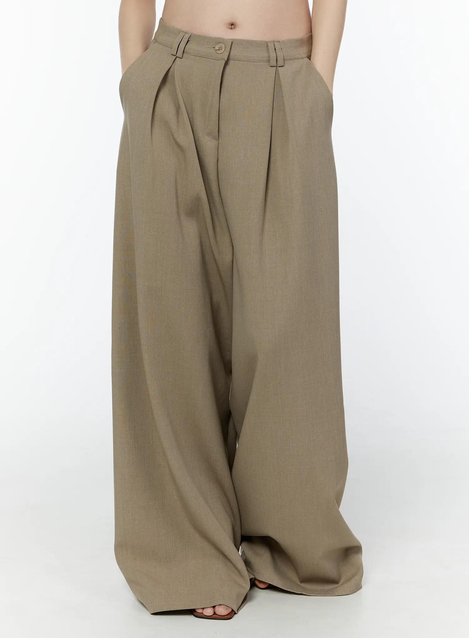 Classic Wide-Fit Pleated Pants IU503