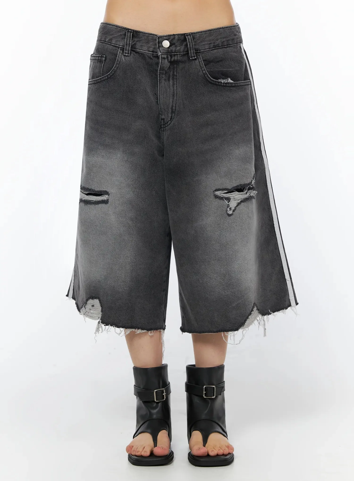 Elya Distressed Bermuda Jorts IU509