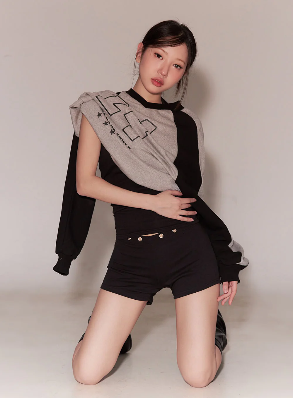 Graphic V-Neck Oversize Sweatshirt IM528 - Image 3