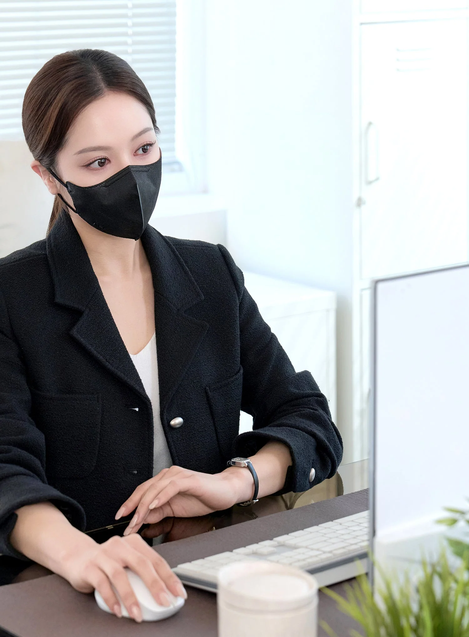 KF94 Contour Light Mask (10pcs) - Image 13