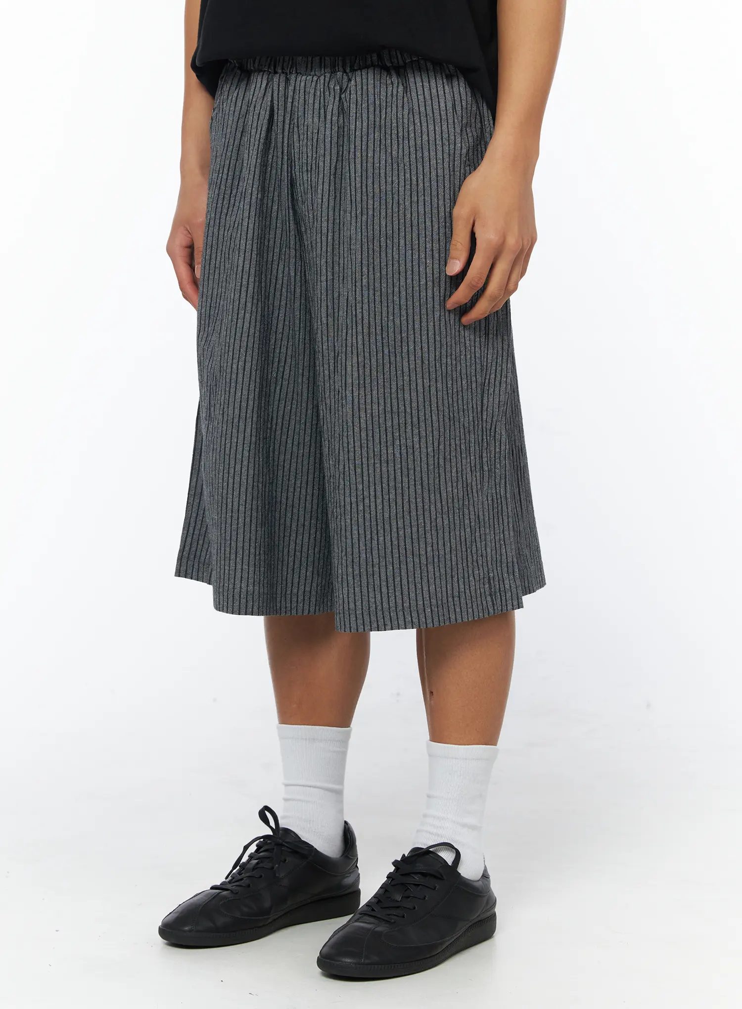 Men's Gray Linen Bermuda Shorts IU503 - Image 2