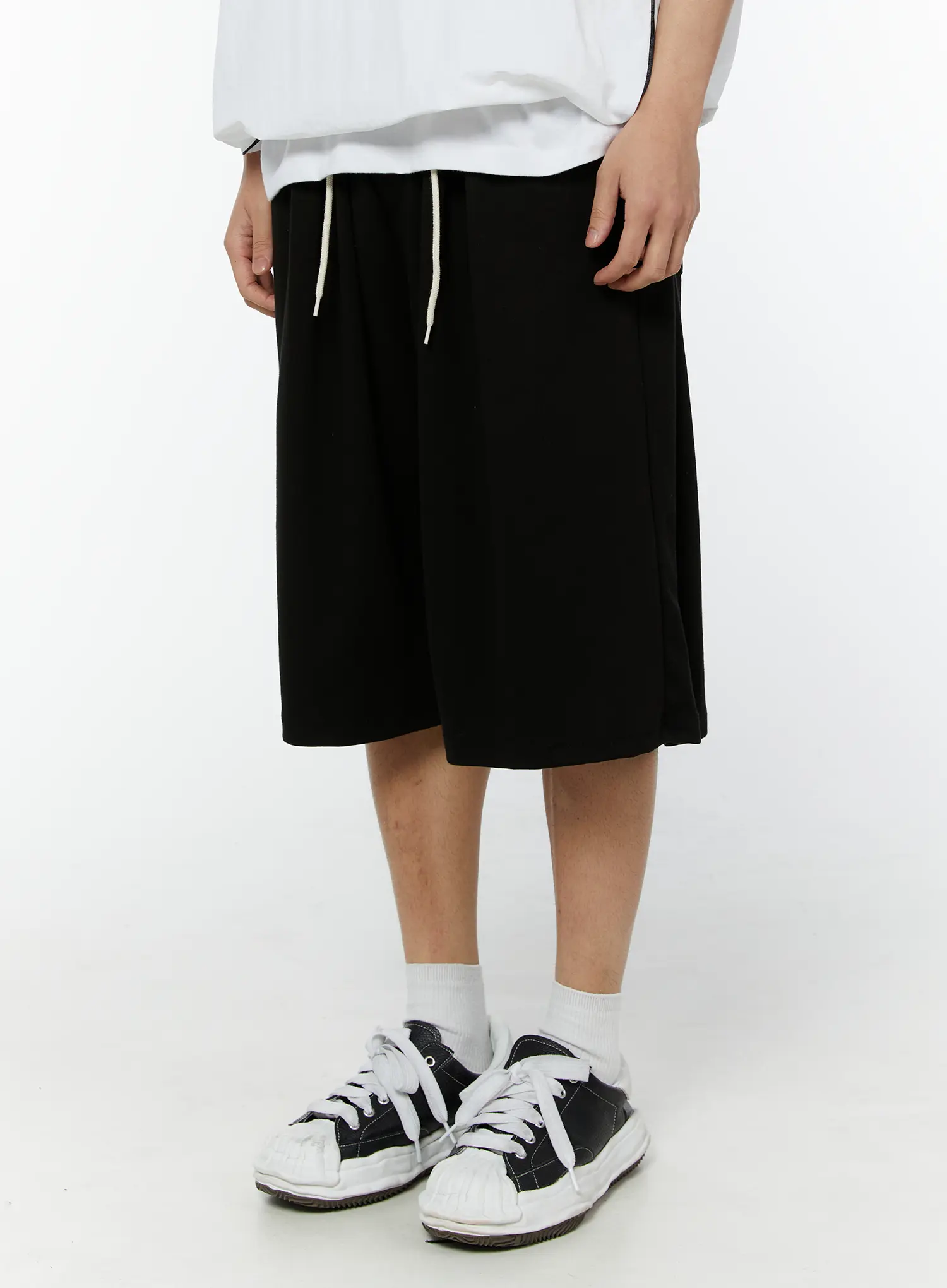 Men's Pintuck Bermuda Shorts (Black) IU508 - Image 2