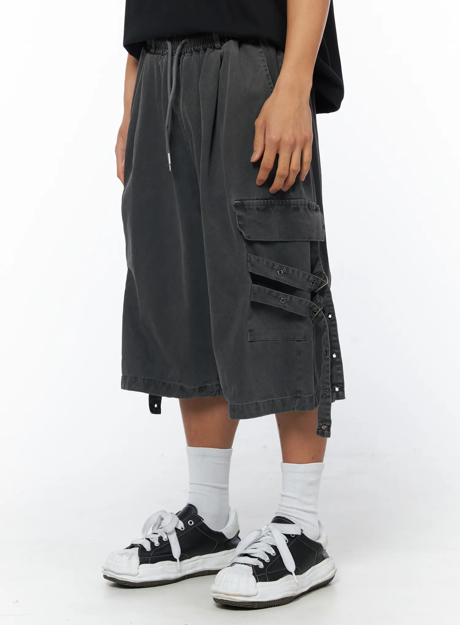 Men's Street-Style Cargo Bermuda Shorts IU503 - Image 2