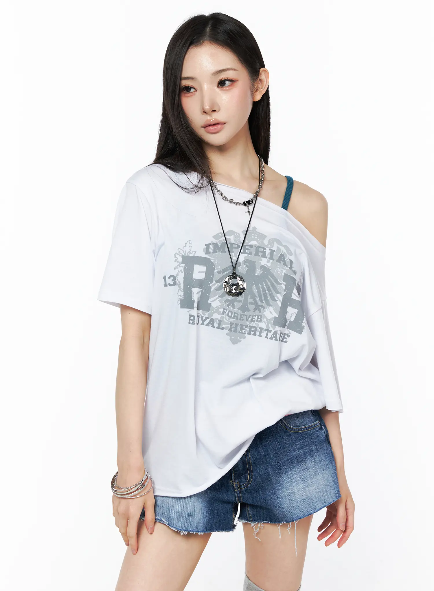 Oversized Off-Shoulder Graphic Tee CU511