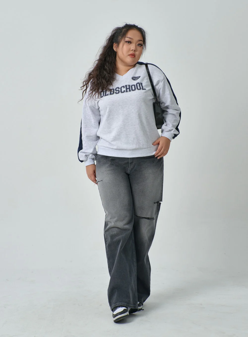 Plus Two Color V-Neck Sweatshirt IF317 - Image 3