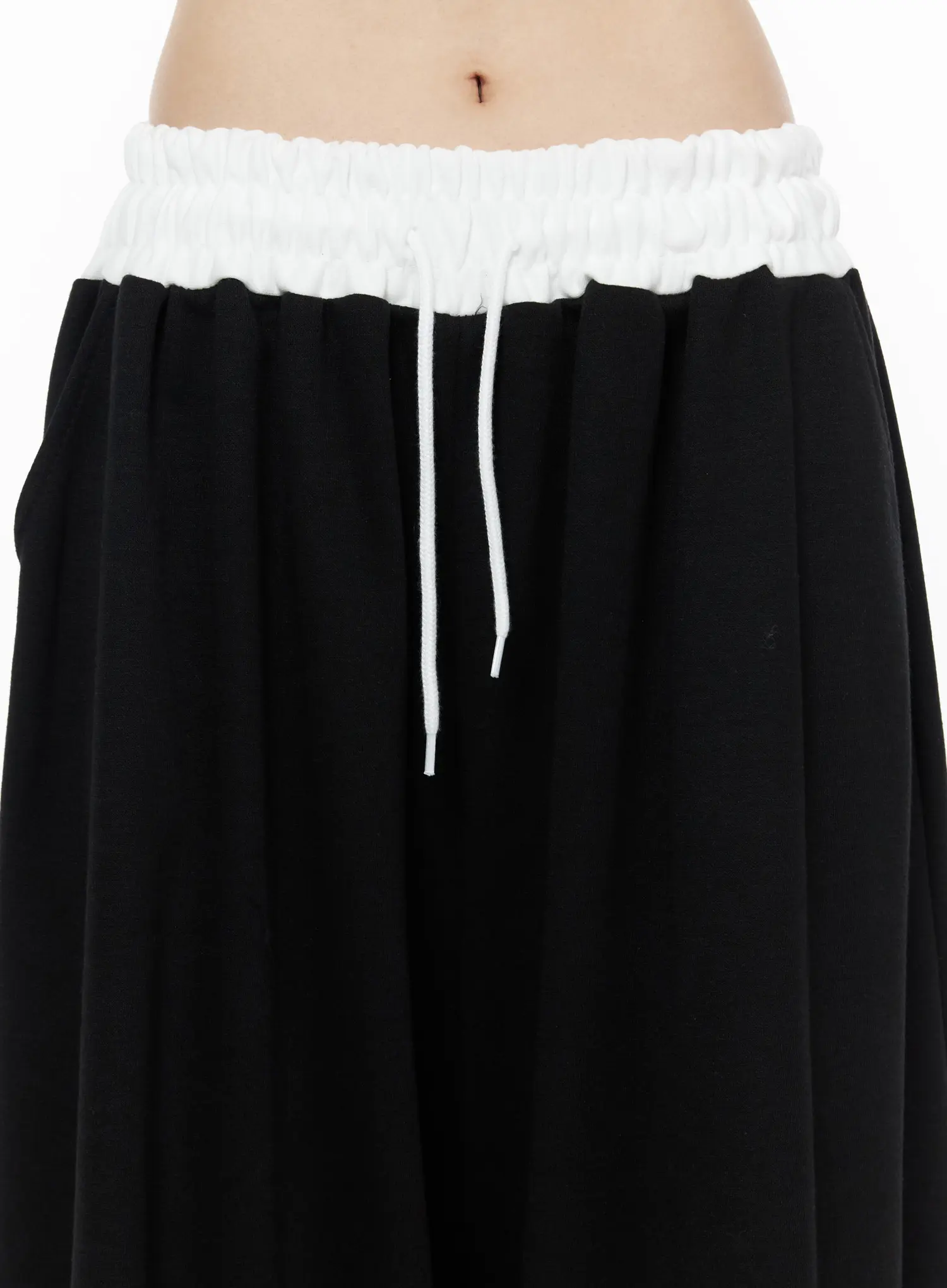 Two-Tone Bermuda Joggers IU515 - Image 3