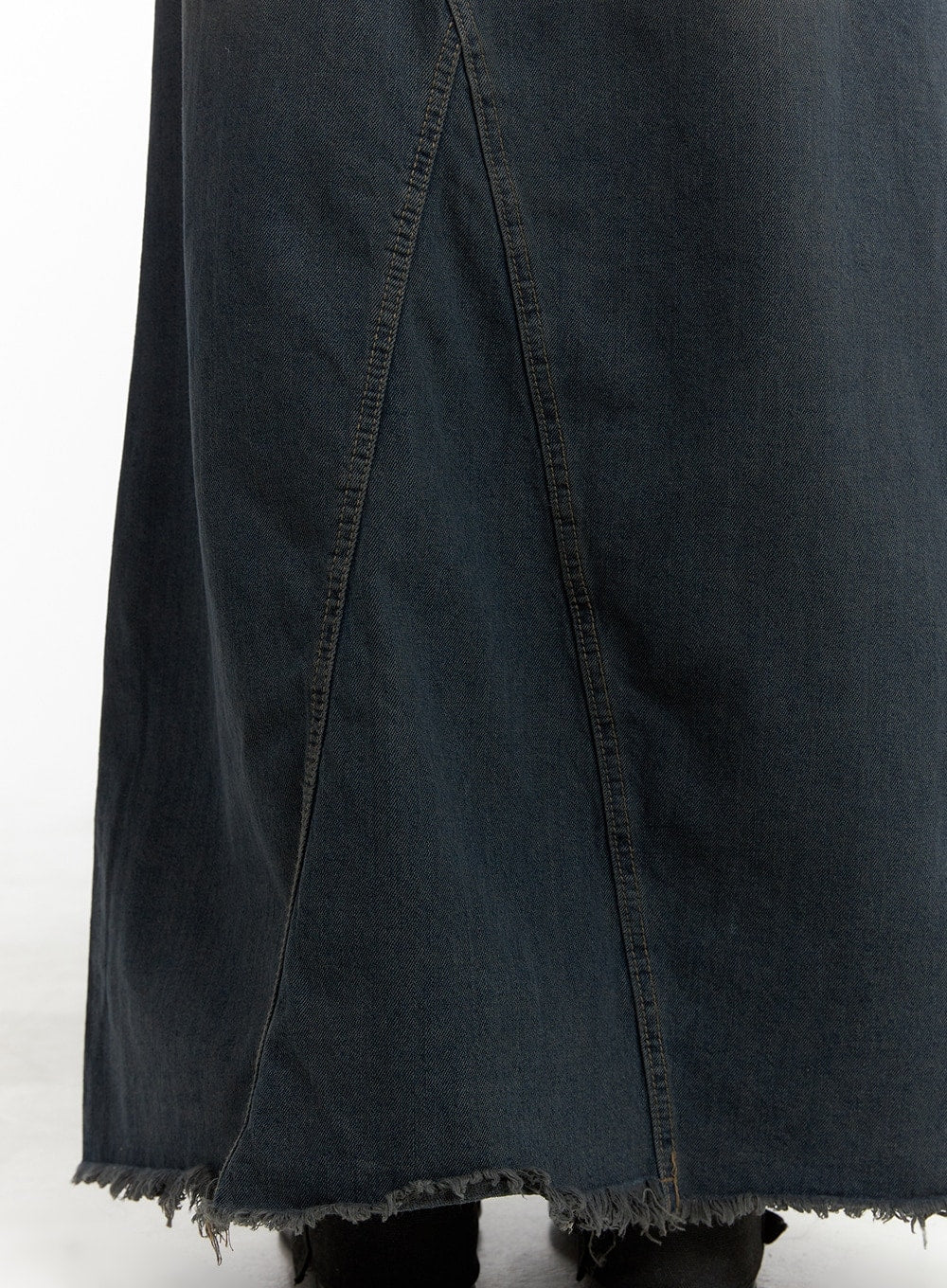 Vintage Rough Hem Denim Maxi Skirt CA403 - Image 8