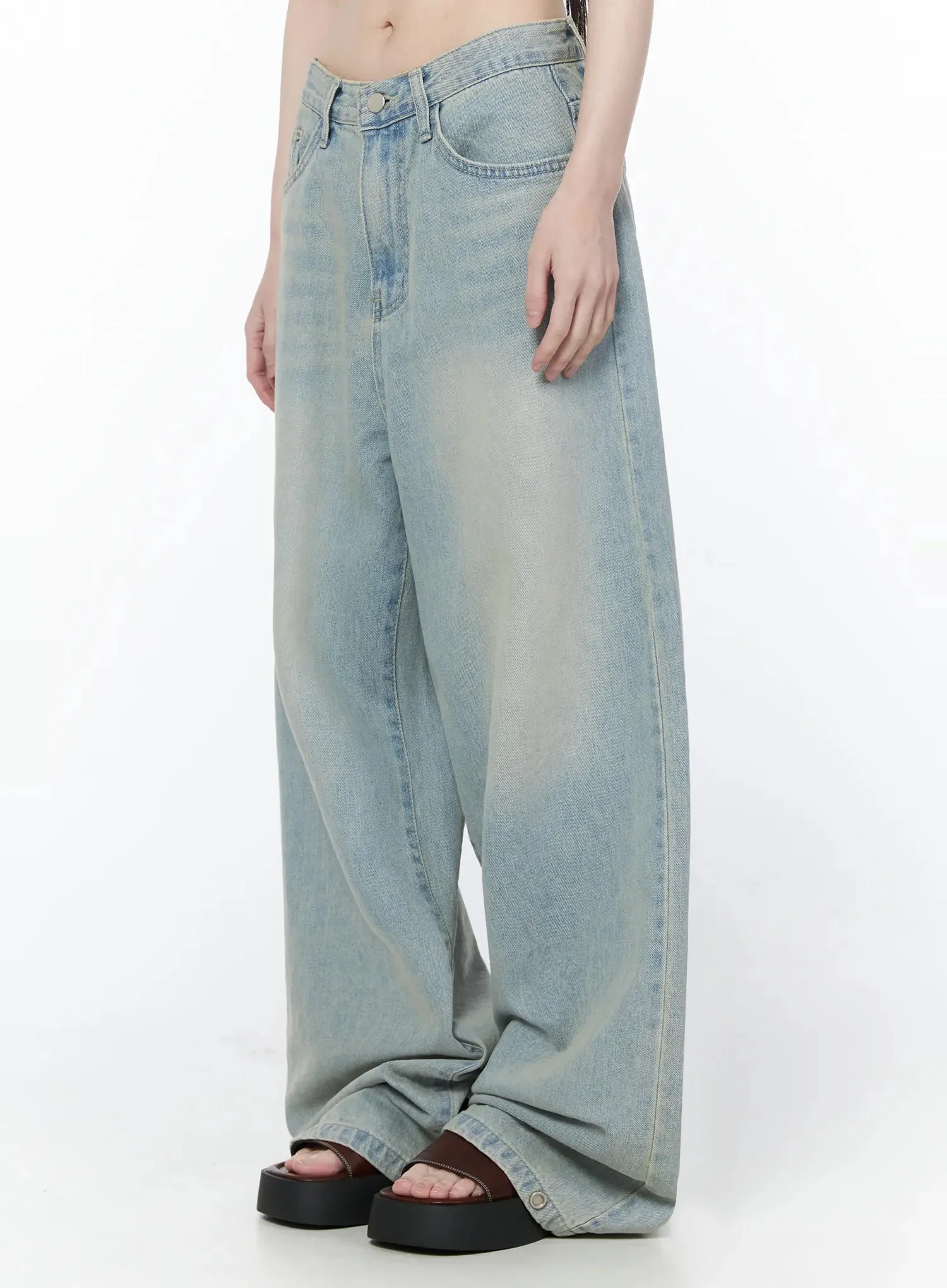 Zion Light Wash Wide-Leg Jeans IY514 - Image 3